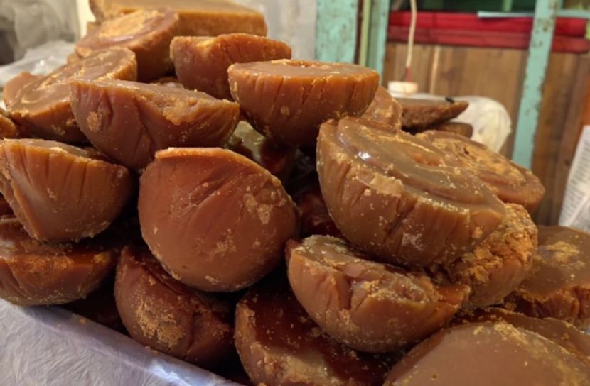 ঠান্ডা লাগা ও কাশির প্রতিকার হিসেবে গুড়ের প্রচলন নতুন নয়। 