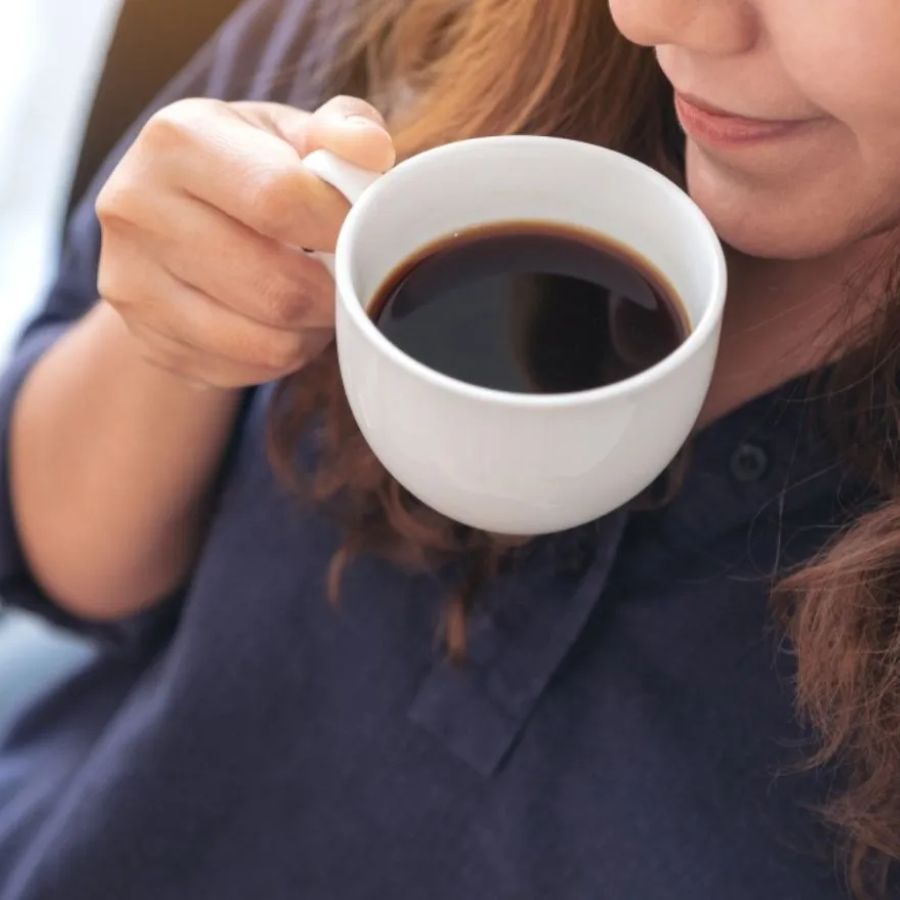 পরীক্ষার আগের নির্ঘুম রাতের সঙ্গী হিসেবে অনেক সময়তেই উপস্থিত থাকে কফি। এতে রয়েছে ক্যাফিন যা শরীরের ক্লান্তি দূর করে। হ্যাংওভারের ক্ষেত্রেও এটি মোক্ষম ওষুধ। তবে দুধ দেওয়া কফির পরিবর্তে ব্ল্যাক কফি খাওয়াই শ্রেয়। 