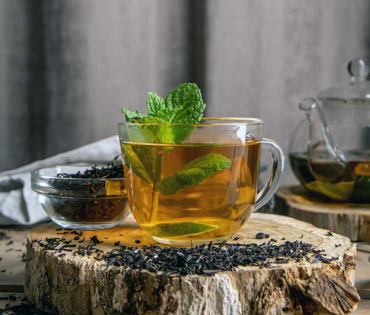 শরীর চনমনে করতে পুদিনার জুড়ি মেলা ভার! চায়ের সঙ্গে আদা এবং পুদিনা ফুটিয়ে নিন। তার পর সেটিকে পান করুন। মিটবে গ্যাসের সমস্যাও। 