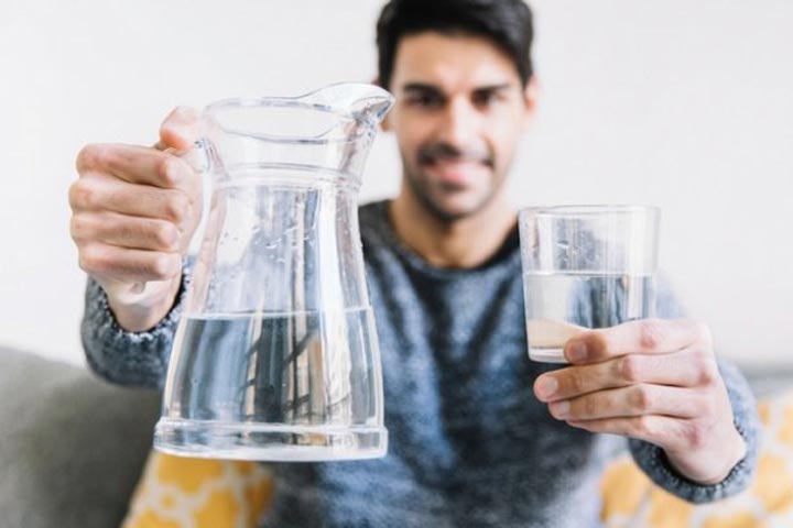  সঠিক পরিমাণ জল শরীরকে চনমনে রাখতে সাহায্য করে। মদ্যপানের সময়ে অনেকটাই জল বেরিয়ে যায় শরীর থেকে। অল্প অল্প করে বারবার জল পান করুন। 