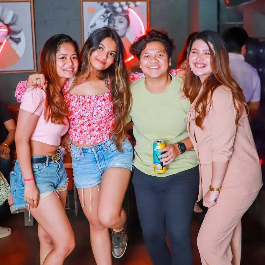 একজোট বোনেরা। 