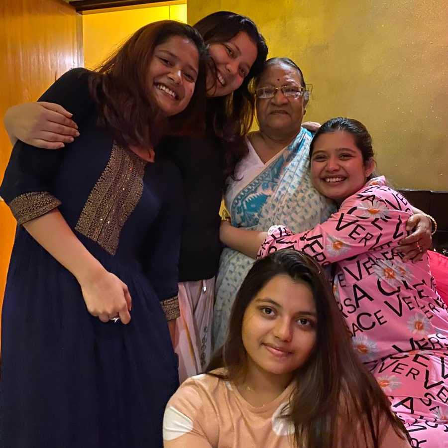 বোনেদের ঘরোয়া আড্ডা।