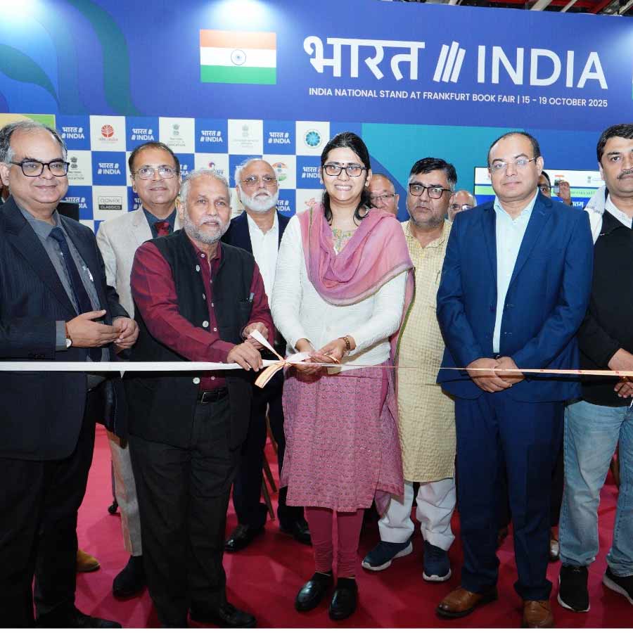 ৭৭তম আন্তর্জাতিক ফ্রাঙ্কফুর্ট পুস্তক মেলায় এ বার উৎসাহের অন্যতম কেন্দ্রবিন্দু ছিল ‘ইণ্ডিয়া ন্যাশনাল স্ট্যান্ড’।