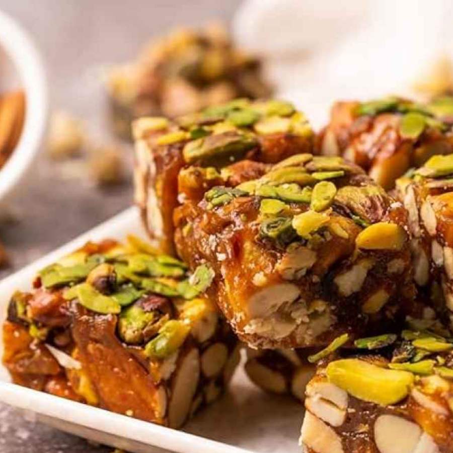 চিনি বিহীন ডেট বাইটস। যা তৈরি হয় খেজুর আর ড্রাই ফ্রুটস দিয়ে।