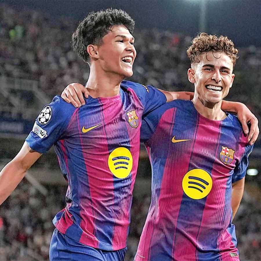 উৎসব: দ্বিতীয় গোল করার পরে পেদ্রোর সঙ্গে উচ্ছ্বসিত লোপেস (ডান দিকে)। মঙ্গলবার।