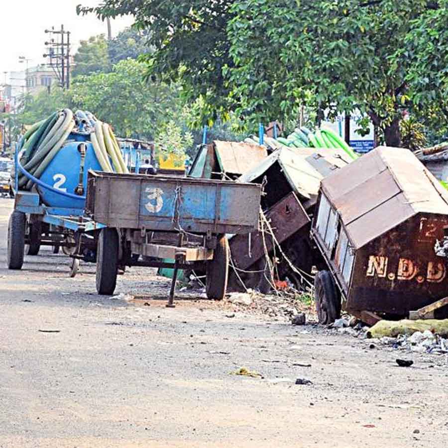 There are many abandoned vehicles of North Dumdum Municipality along the service road