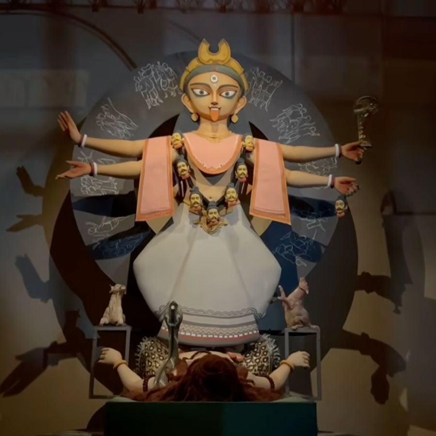 শারদ উৎসব শেষ হতেই আগমন ঘটে দেবী কালীর। চারপাশে জ্বলে ওঠে আলোর প্রদীপ, বাতাসে ভাসে উলুধ্বনি আর শঙ্খের শব্দ। কিন্তু এই আলোর উৎসবের মাঝেও মৈনাক ক্লাব স্মরণ করিয়ে দিয়েছে এক যুবকের আত্মত্যাগের কাহিনী। 