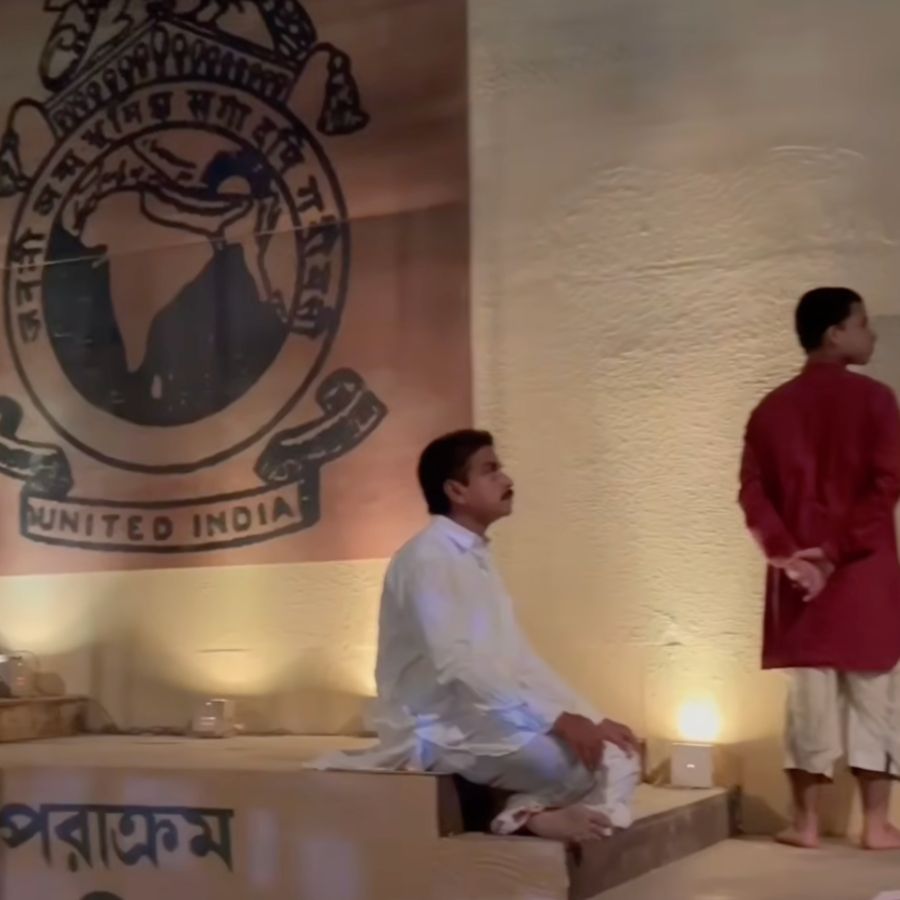 এই পরাক্রমের প্রতিচ্ছবি হিসেবে মণ্ডপে মূর্ত হয়ে উঠেছেন সেই বীর বিপ্লবী, যাঁর নাম ইতিহাসের পাতায় সোনার অক্ষরে লেখা— শহিদ ক্ষুদিরাম বসু।