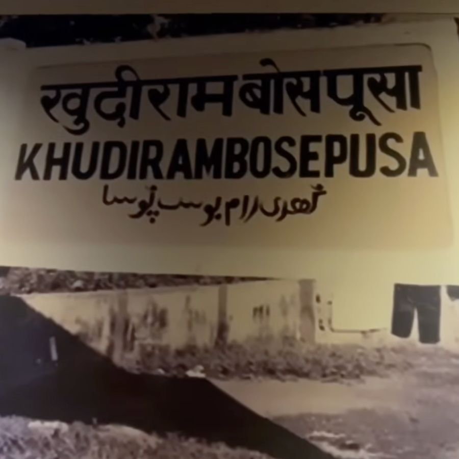 মণ্ডপের ভিতরে ঢুকলেই দর্শক দেখতে পাবেন ক্ষুদিরামের ছোটবেলা থেকে শুরু করে ফাঁসির মঞ্চ পর্যন্ত তাঁর সমগ্র জীবন। 