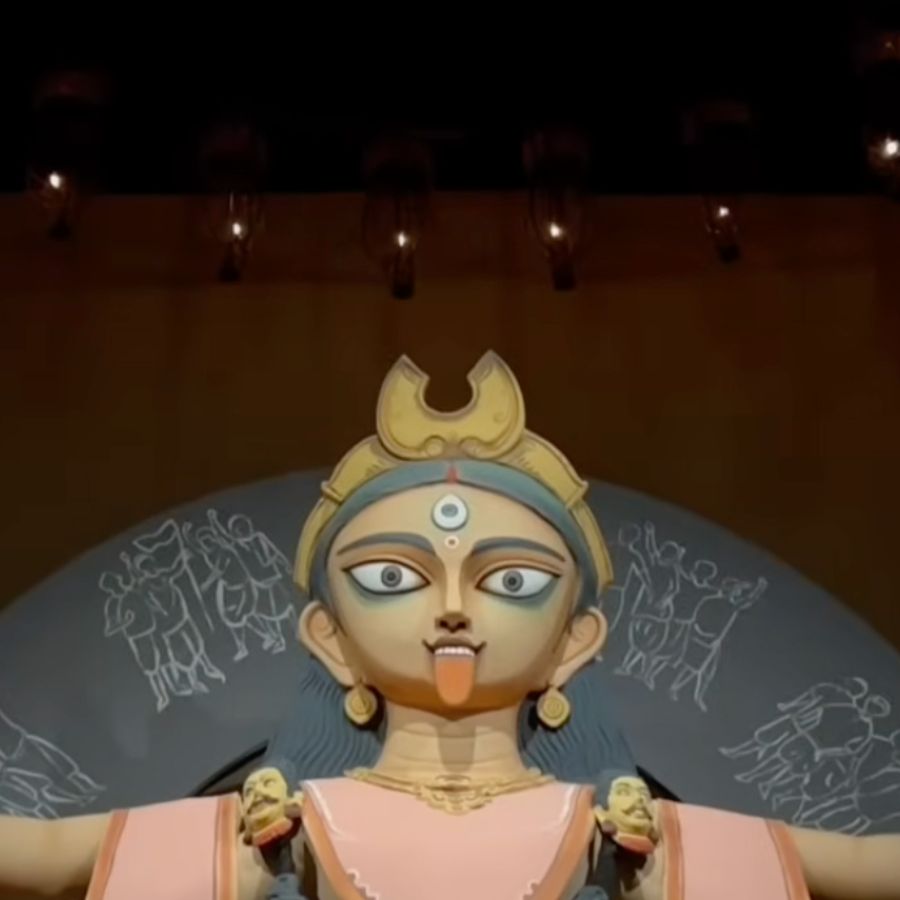 পেছনের চালচিত্রে ছবিতে ফুটিয়ে তোলা হয়েছে স্বাধীনতা সংগ্রামের নানা মুহূর্ত। দেবী কালী এখানে শুধু শক্তির আধার নন, তিনি যেন সেই জননী, যাঁর সন্তানেরা দেশের জন্য নির্ভয়ে জীবন উৎসর্গ করতে জানে।