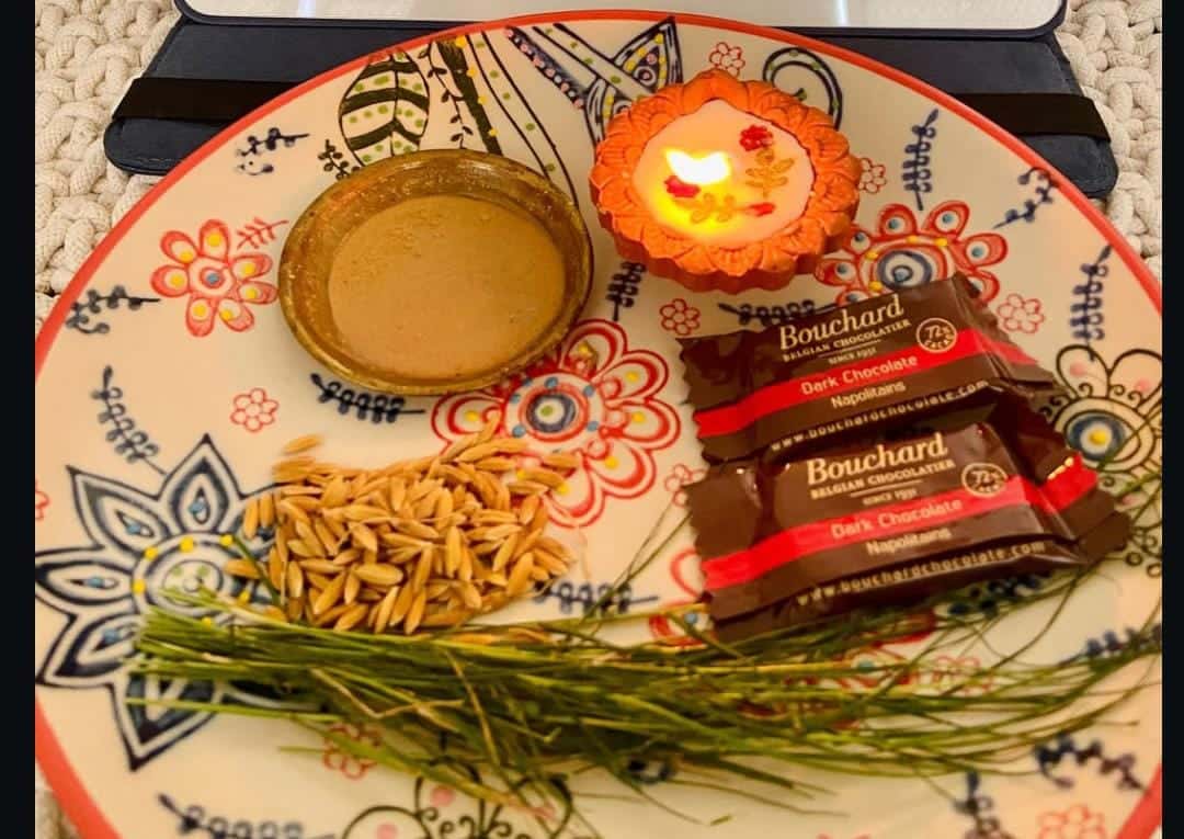 প্রদীপের পাশে সযত্নে রাখা প্রিয় চকোলেটস্‌। তবে দু’জনের মাঝে দূরত্ব সাত সমুদ্রের! 