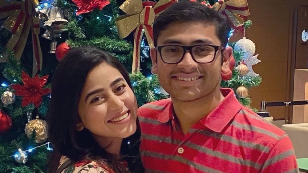  এই বারেও এর ব্যতিক্রম ঘটেনি। এই বিশেষ দিনে ভাই অভিষেক ফোঁটা নিলেন ‘ভার্চুয়াল’ মাধ্যমেই। 