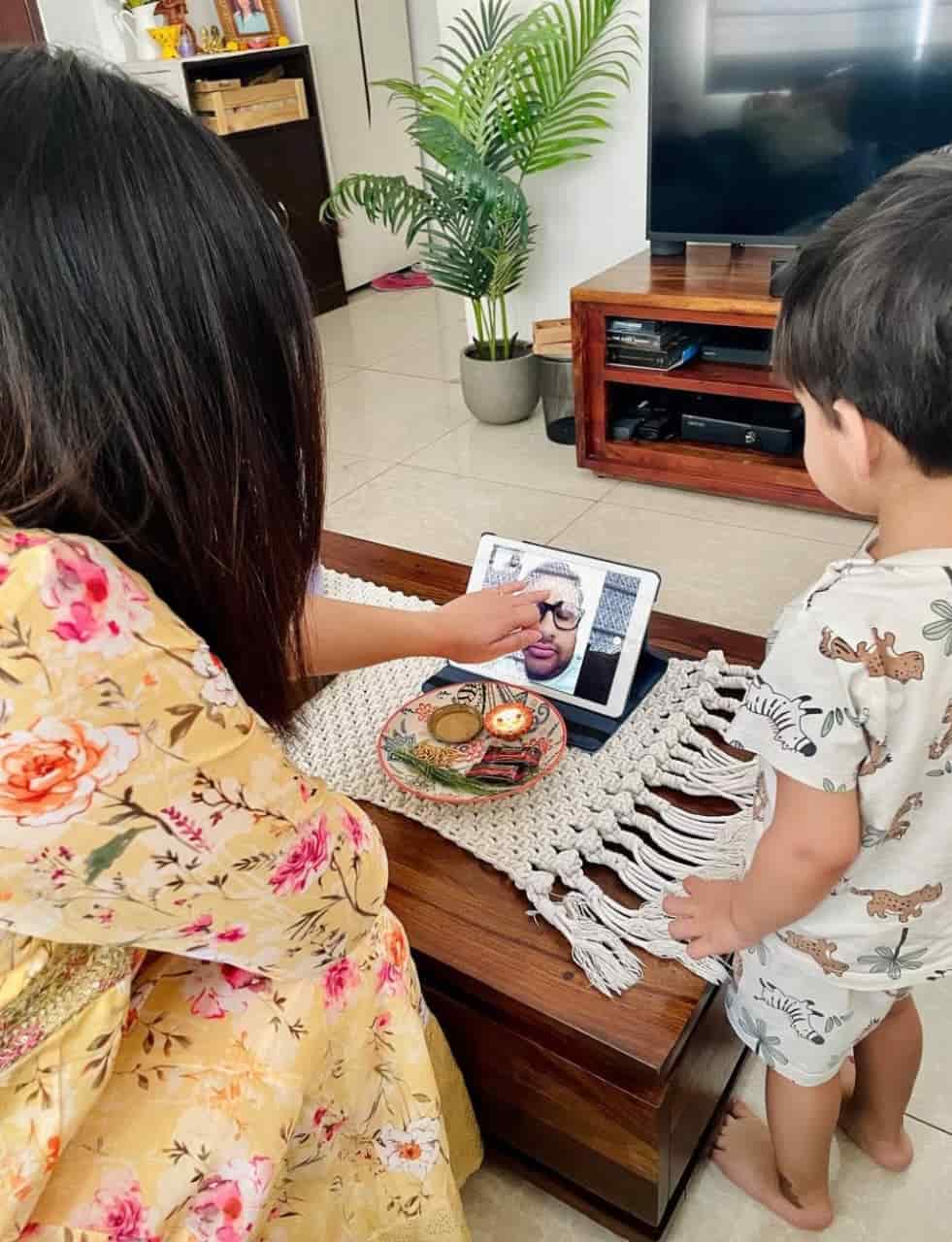  পর্দার এক পাশে দেখা যাচ্ছে ঋদ্ধিমাকেও। এই ভাবে ট্যাবের মাধ্যমেই ফোঁটা এঁকে দিলেন ভাইয়ের কপালে। বিগত কয়েক বছর ধরে এটাই তাঁর দস্তুর। 