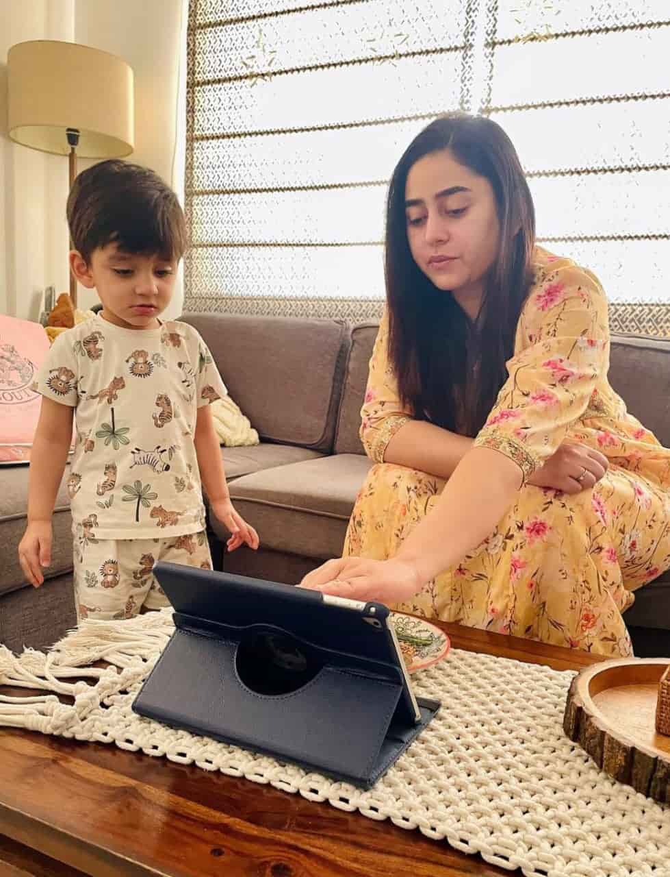 কিন্তু তাতে কী! ঋদ্ধিমার মতে, ‘স্ক্রিনের মাধ্যমে ভাইফোঁটার পর্ব হলেও, প্রথা আর ভালবাসাটা একই রয়ে গিয়েছে…’  