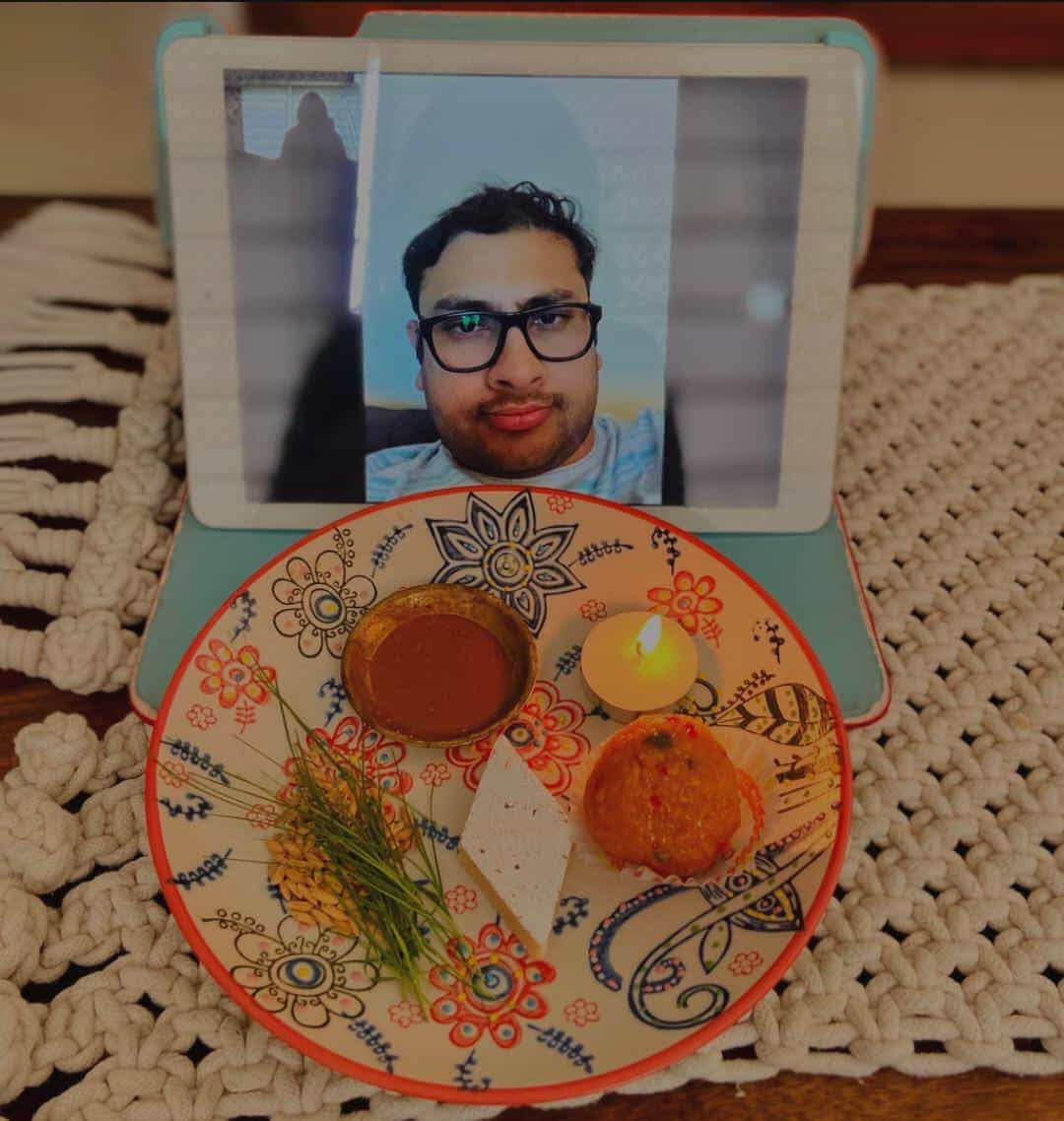 শেষে যোগ করেন, ‘শুভ ভাইফোঁটা। ওম! খুব মনে পড়ছে তোকে।’  