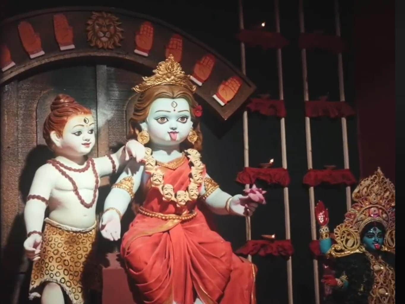 দমদম মেট্রোর কাছেই আধিবাসীবৃন্দ ল্যান্ড ডেভেলপমেন্ট ময়দান। প্যান্ডেলের ভেতরে ঢুকলেই মনে হবে যেন ফিল্মের সেটে পা পড়েছে—চেনা করিডর, হালকা আলো, কোথাও টানটান সাসপেন্স।