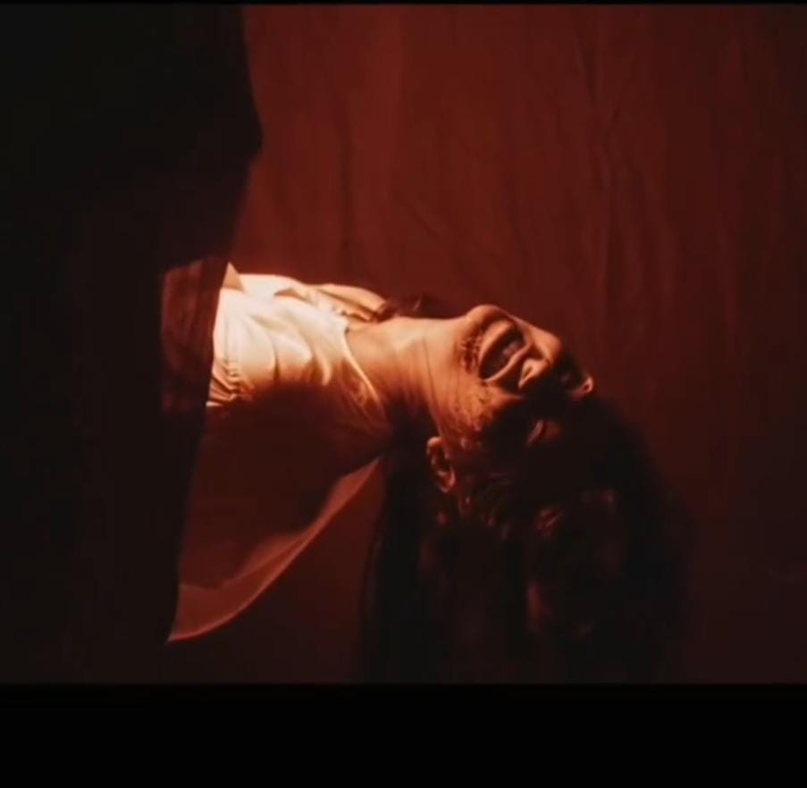 এ বছর এখানকার কালী পুজোয় সাজানো হয়েছে ‘ভুলভুলাইয়া’ থিমে। ভয় আর মজার টানটান মিশেলেই দর্শক টানছে এই প্যান্ডেল।