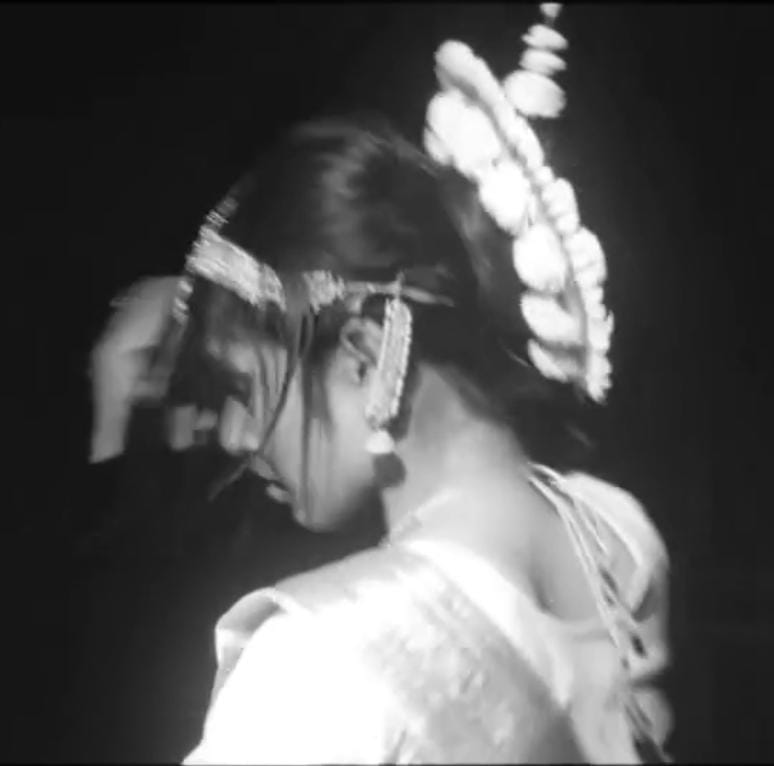 চারিদিকে আলো-আঁধারির মায়াজাল, আর তারই মাঝে রাত বাড়লে শুরু হচ্ছে আসল চমক। লাইভ পারফরম্যান্সে দর্শকদের সামনে আসছে সিনেমার সেই বিখ্যাত চরিত্র 'মঞ্জুলিকা'! 