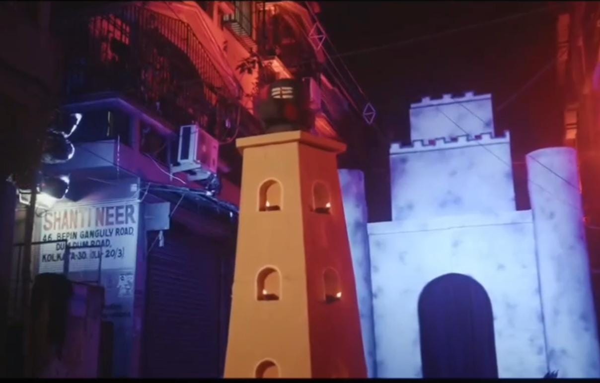 অভিনেত্রীর সেই নাচ আর চোখের ইশারায় রহস্যের জাল বুনে দর্শককে অন্য জগতে নিয়ে যাওয়ার এই কৌশল ইতিমধ্যেই দারুণ জনপ্রিয়তা পেয়েছে। 