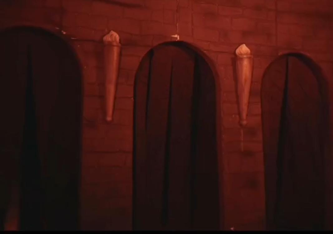 রসবোধের মোড়কে এই ভূতুড়ে পরিবেশের সঙ্গে মিশেছে এক মন ভোলানো মাধুর্য। এ বছর কুমারটুলি থেকে আসা যে 'কিউট কালী' প্রতিমাটি নিয়ে সোশ্যাল মিডিয়ায় তুমুল আলোচনা, সেই দেবীর দর্শন মিলছে এই মণ্ডপেই।