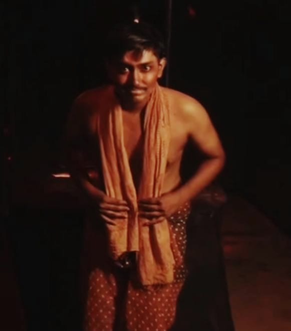 থিমের গা ছমছমে পরিবেশের পাশে এই মিষ্টি প্রতিমার উপস্থিতি মণ্ডপটিকে একটি পারিবারিক আকর্ষণ দিয়েছে।