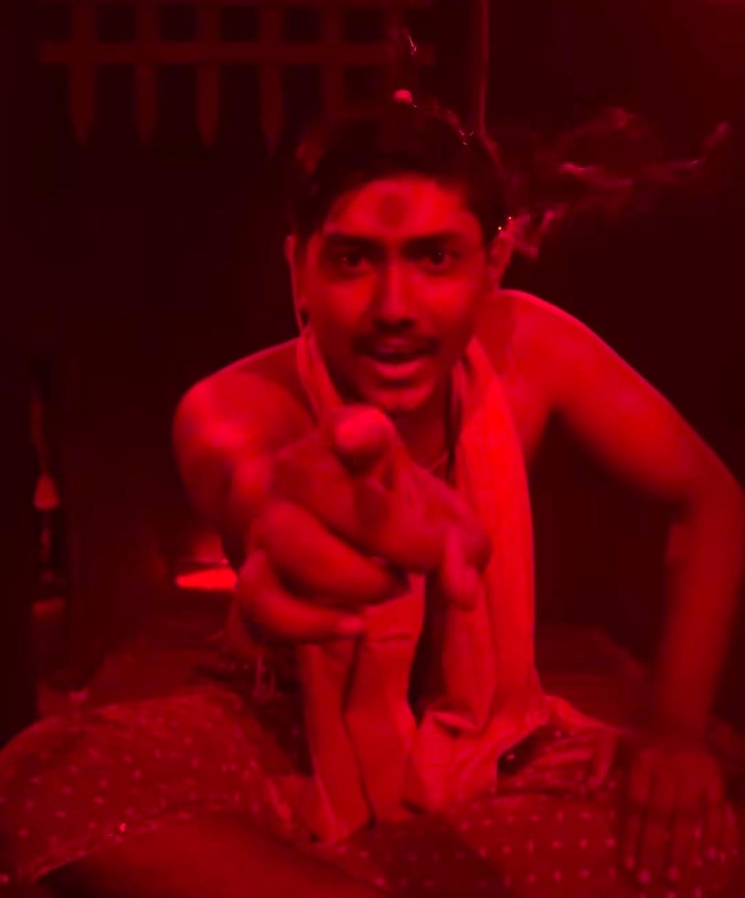 এক দিকে যেমন টানে থিমের ভিন্নতা, তেমনই অন্য দিকে মায়ের শান্ত রূপ দেয় ভক্তির বাঁধন।