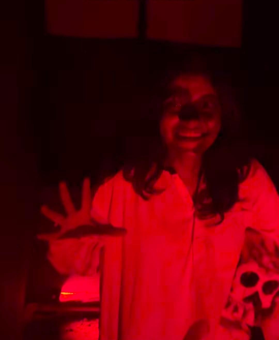 রাতের আলোয় মঞ্জুলিকার অভিনয় দেখতে যেমন ভিড় জমান উৎসাহীরা, তেমনই পরিবারের সঙ্গে অনেকেই আসছেন কিউট কালীর দর্শন করতে।