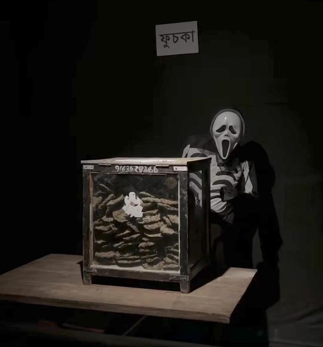 ঢুকতে গেলেই দেখা মিলবে এক ভূতের। সে-ই নাকি সাদর অভ্যর্থনা জানাচ্ছে সকলকে!