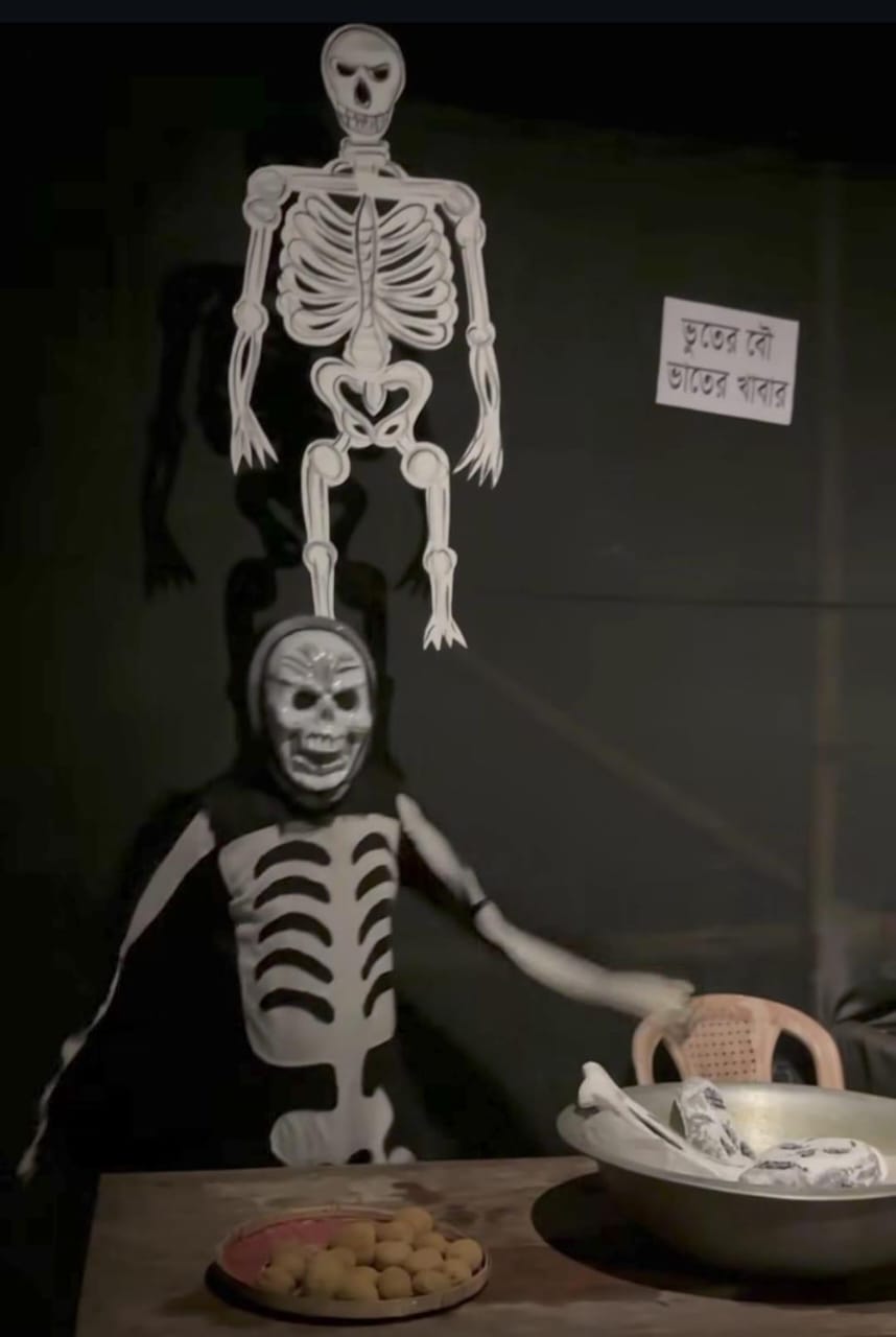 বিরাটি স্টেশনের কাছেই এই পুজো দেখতে দর্শনার্থীদের ভিড় উপচে পড়ছে। 