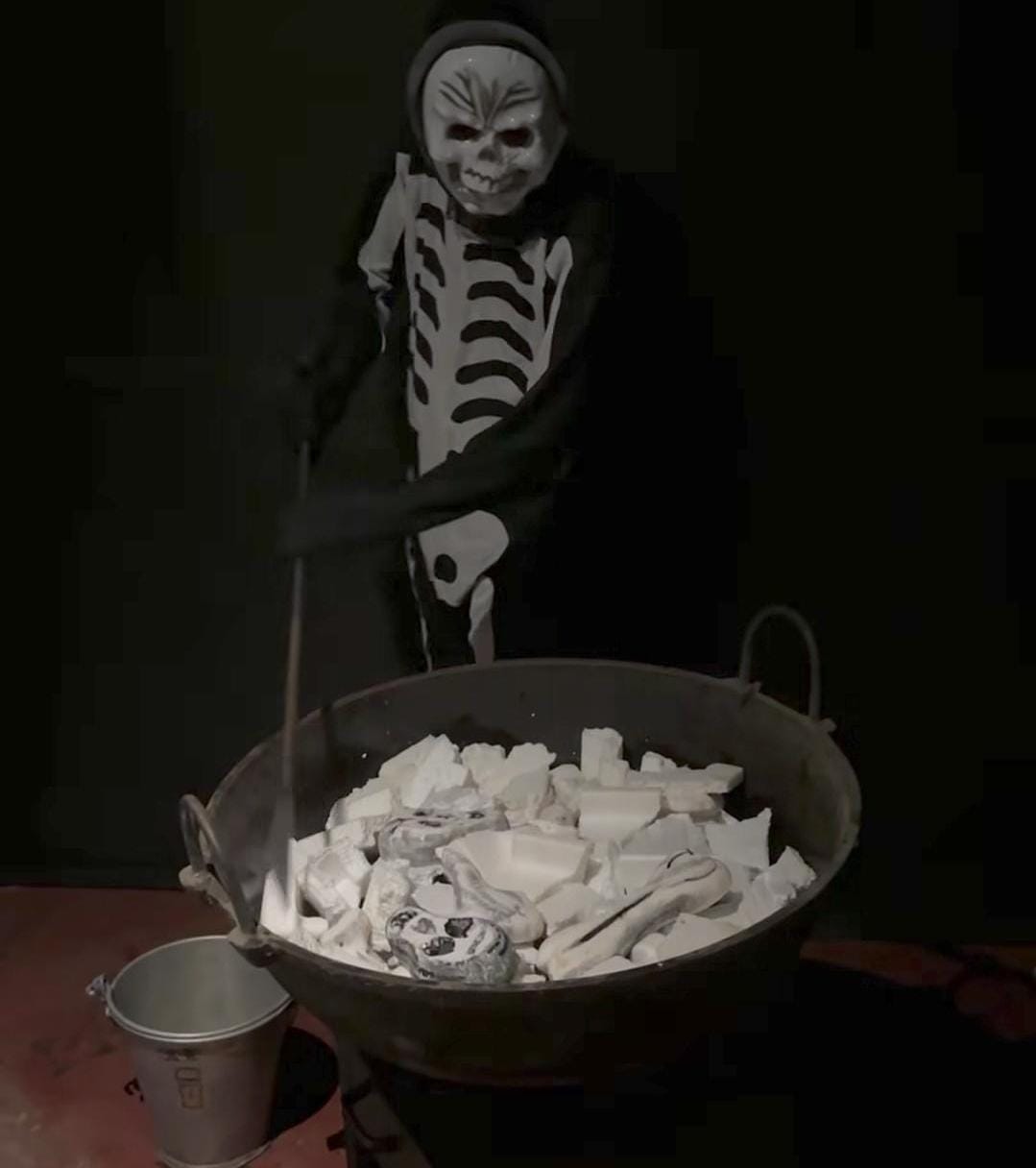 থিম অনুযায়ী চলছে ‘ভূতের বাবার বিয়ে’, আর সেই উপলক্ষে মণ্ডপের ভেতরে বসেছে ভূরিভোজের আয়োজন। তবে এই ভোজ সাধারণ নয়, এ ভূতেদের বিয়ের মেলা।