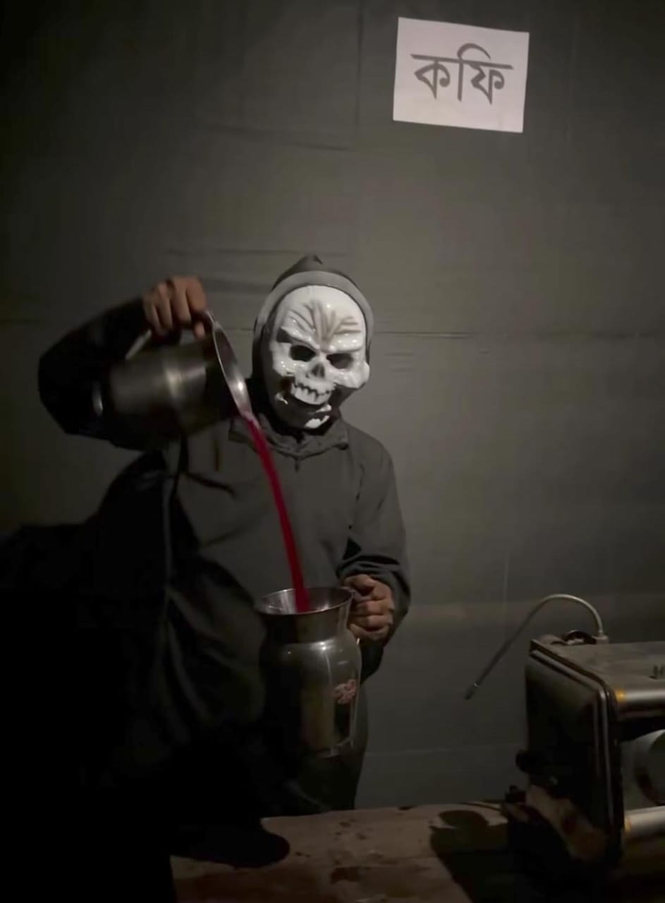 এক দিকে ফুচকার স্টল, অন্য দিকে কফির সুগন্ধে ম ম করছে চারপাশ। কফির স্টলের ঠিক পাশেই আবার তেলেভাজা, আর একটু দূরেই চলছে রান্নাবান্না। সব মিলিয়ে এমন এক জমজমাট পরিবেশ, যা দেখে হাসি থামাতে পারবেন না কেউই। 