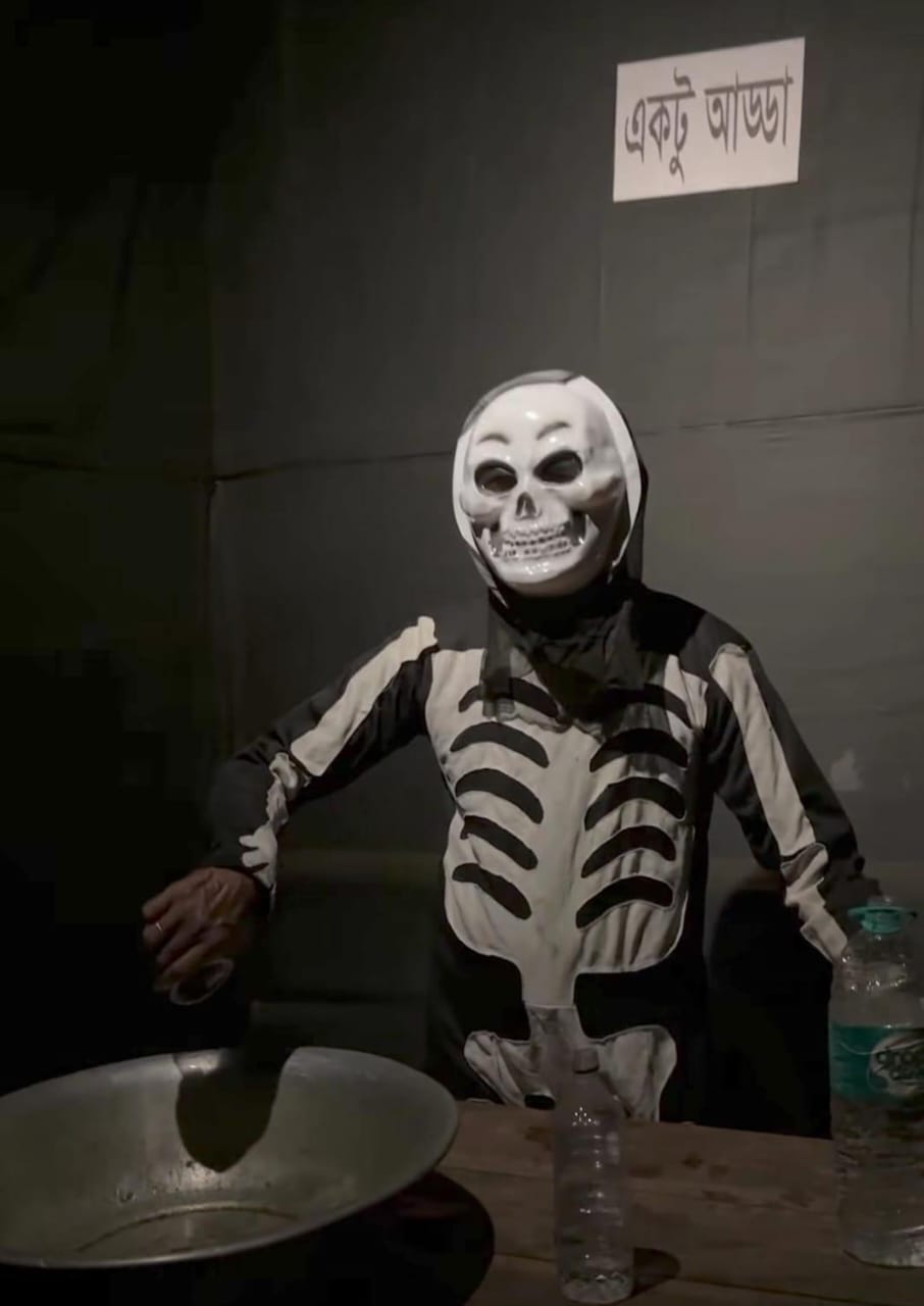 কার্তিক মাসের দীপান্বিতা অমাবস্যা পেরিয়ে গেলেও এই মণ্ডপের আকর্ষণ কিন্তু ফুরোচ্ছে না। বিশেষ চমক হিসেবে কর্তৃপক্ষ জানিয়েছেন, ভাই ফোঁটা পর্যন্ত থাকবে এই মণ্ডপের দেবী প্রতিমা।