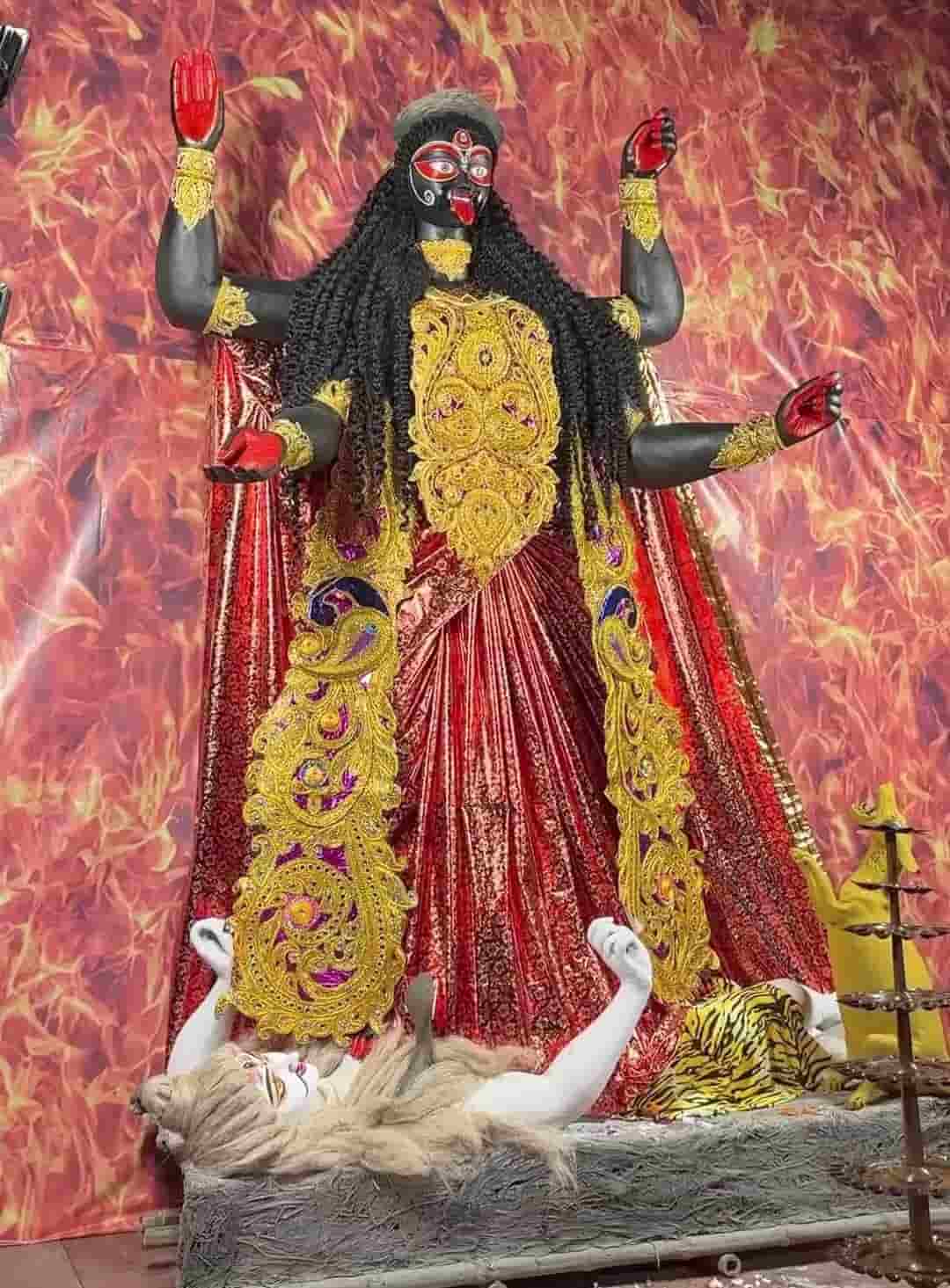 এই রসিকতার পরিবেশের মাঝেই মাথা উঁচু করে বিরাজ করছেন দেবী কালী। নৈহাটির ‘বড়মা’-এর আদলে তৈরি হয়েছে তাঁদের ঠাকুর, যার উচ্চতা প্রায় ২০ ফুট।