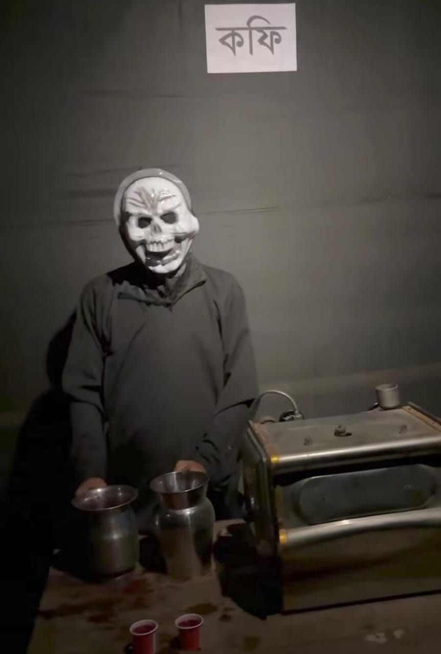  তাই হাসির রসে ডুব দিতে আর ভূতের বিয়ের ভোজের সাক্ষী থাকতে চাইলে এক বার ঘুরে আসতেই হবে বিরাটি নীলাচল ভাই ভাই সংঘের এই মণ্ডপে। (এই প্রতিবেদনটি ‘আনন্দ উৎসব’ ফিচারের একটি অংশ)।