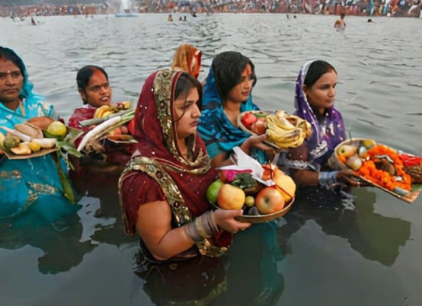 পুরাণ মতে রাজা প্রিয়ব্রতর কাহিনি: পৌরাণিক কাহিনি অনুসারে, মনু স্বয়ম্ভুর পুত্র রাজা প্রিয়ব্রত নিঃসন্তান ছিলেন। মহর্ষি কশ্যপের পরামর্শে তিনি যজ্ঞ করার পর তাঁর স্ত্রী মালিনী এক মৃত পুত্র সন্তানের জন্ম দেন। শোকে কাতর রাজা আত্মহত্যার চেষ্টা করলে আকাশ থেকে দেবী ষষ্ঠী আবির্ভূতা হন। তিনি নিজেকে ব্রহ্মার মানস কন্যা হিসাবে পরিচয় দিয়ে মৃত শিশুকে স্পর্শ করলে সে জীবিত হয়ে ওঠে। এর পর থেকেই রাজা তাঁর পুজো প্রচলন করেন বলে বিশ্বাস করা হয়।