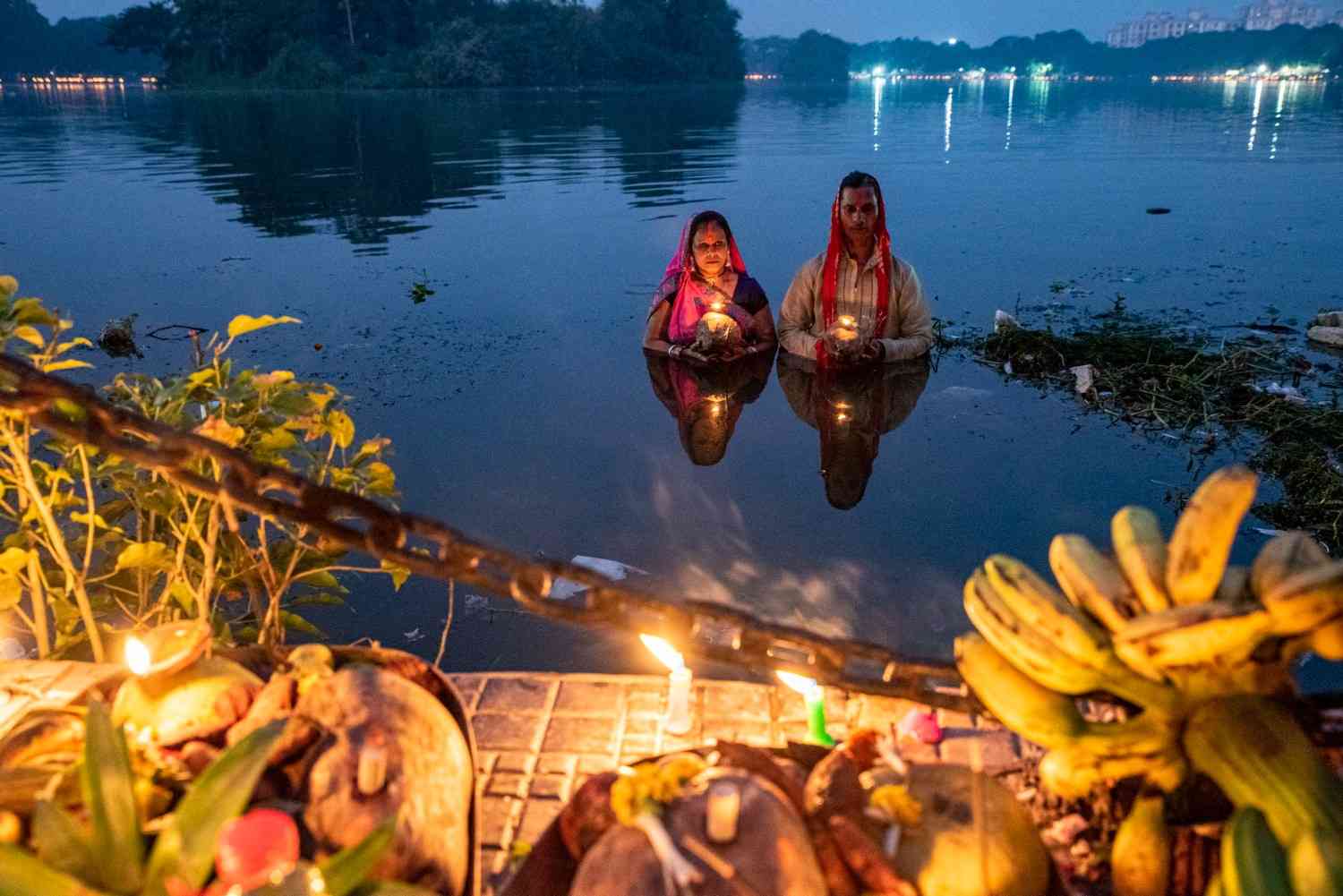 সূর্যপুত্র কর্ণের আরাধনা: মহাভারতের আরেক চরিত্র সূর্যপুত্র কর্ণ। তিনি জন্ম থেকেই সূর্যদেবের একনিষ্ঠ উপাসক ছিলেন। কথিত আছে, কর্ণ প্রতি দিন নদীবক্ষে দাঁড়িয়ে সূর্যদেবের পুজো করতেন এবং অর্ঘ্য নিবেদন করতেন। তাঁর সেই সূর্য উপাসনার প্রথা থেকেই ছট পুজোর কঠোর নিয়ম ও অর্ঘ্য দানের উৎপত্তি হয়েছে বলেও মনে করা হয়।