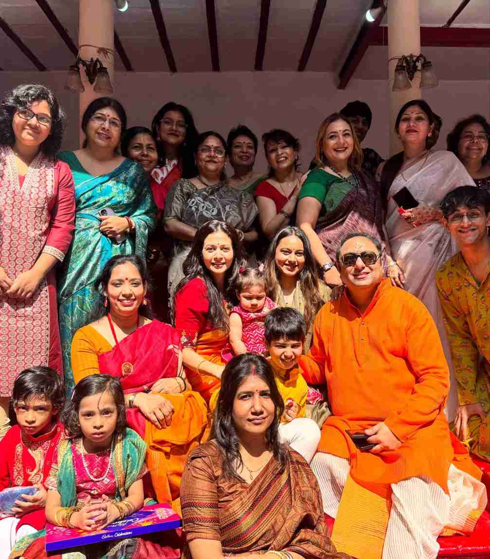 ভাই-বোনেদের সঙ্গে কোয়েল মল্লিক। 