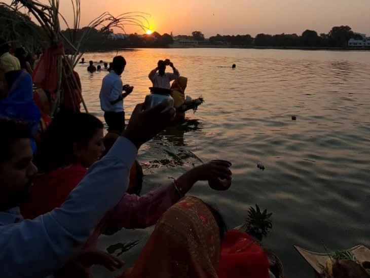 অস্তগামী ও উদীয়মান সূর্যের পুজো: এটিই এক মাত্র হিন্দু উৎসব - যেখানে শুধু উদীয়মান সূর্য নয়, অস্তগামী সূর্যকেও পুজো করা হয়। তৃতীয় দিনে নদীর ঘাটে দাঁড়িয়ে অস্তগামী সূর্যকে 'সান্ধ্য অর্ঘ্য' এবং চতুর্থ দিনে উদীয়মান সূর্যকে 'ঊষা অর্ঘ্য' নিবেদন করা হয়। সূর্য তাঁর তেজ কমিয়ে দিন শেষ করেন। তাই, এই রূপেও তাঁকে সম্মান জানানো হয়।