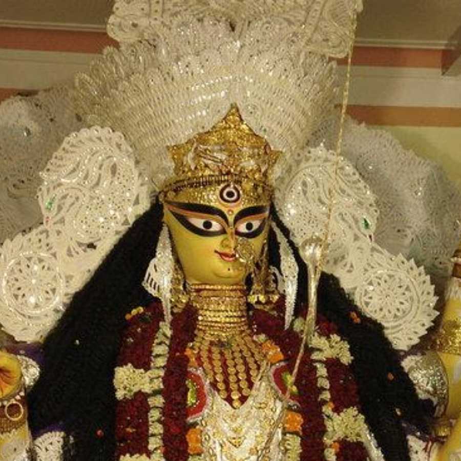 কৃষ্ণনগরের রাজা কৃষ্ণচন্দ্রের হাত ধরেই শহরে জগদ্ধাত্রী পুজোর সূচনা। 