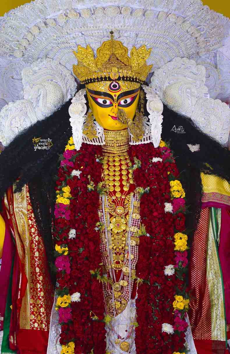 চাষাপাড়ার বুড়িমা - ঐতিহ্যের প্রতীক: কৃষ্ণনগরের জগদ্ধাত্রী পুজো মানেই - প্রথমেই যাঁর নাম সামনে আসে, তিনি হল চাষাপাড়া বারোয়ারির 'বুড়িমা'। ১৭৭২ সাল থেকে এই পুজো অনুষ্ঠিত হচ্ছে। এটি কৃষ্ণনগরের সবচেয়ে প্রাচীন ও বিখ্যাত বারোয়ারি জগদ্ধাত্রী পুজো। বিশাল আকার এবং সাবেকি প্রতিমার জন্য বুড়ি মায়ের খ্যাতি বিশ্বজোড়া।