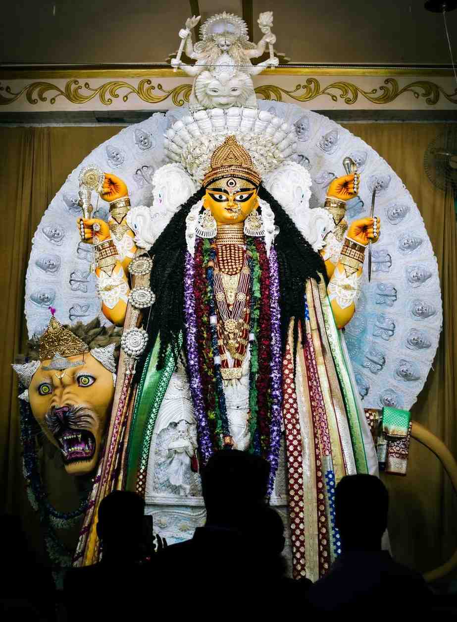  কাঁঠালপোতার ছোট মা - বুড়িমায়ের বোন: চাষাপাড়ার 'বুড়িমা'-এর পরই জনপ্রিয়তার নিরিখে যাঁর স্থান, তিনি হলেন কাঁঠালপোতা বারোয়ারির 'ছোট মা'। লোকমুখে প্রচলিত যে ছোট মা হলেন বুড়িমায়ের বোন! এই প্রতিমাও আকারের দিক থেকে বেশ বড় এবং এর সাবেকি রূপে নজর কাড়ে।