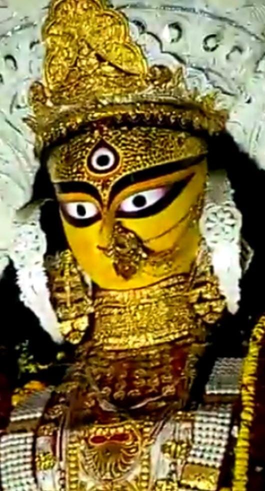 আবার কারও মতে, রাজবাড়ির বাইরেও মায়ের পুজো ছড়িয়ে দেওয়ার জন্যই রাজার উদ্যোগে এই পুজো শুরু হয়। কারণ যাই হোক না কেন, রাজা কৃষ্ণচন্দ্রের শহর এই পুজোর টানে নবমীর দিন যেন জনসমুদ্র হয়ে ওঠে। সাধারণ ভাবে চার দিনের পুজো হলেও কৃষ্ণনগরে মূল পুজো হয় নবমীর দিনে।