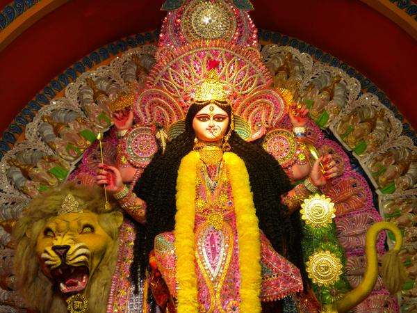 সৃজনশীলতায় সেরা - ঘূর্ণি বারোয়ারি (বকুলতলা): সাবেকি প্রতিমার পাশাপাশি কৃষ্ণনগরের বহু পুজো এখন থিমের চমক দেখাচ্ছে। ঘূর্ণি এলাকায় একাধিক জনপ্রিয় পুজো হয়। যার মধ্যে ঘূর্ণি বকুলতলা বারোয়ারি অন্যতম। প্রতি বছর এরা নতুন নতুন সামাজিক বা সাহিত্য-ভিত্তিক থিম নিয়ে আসে, যা দর্শকদের দৃষ্টি আকর্ষণ করে। 