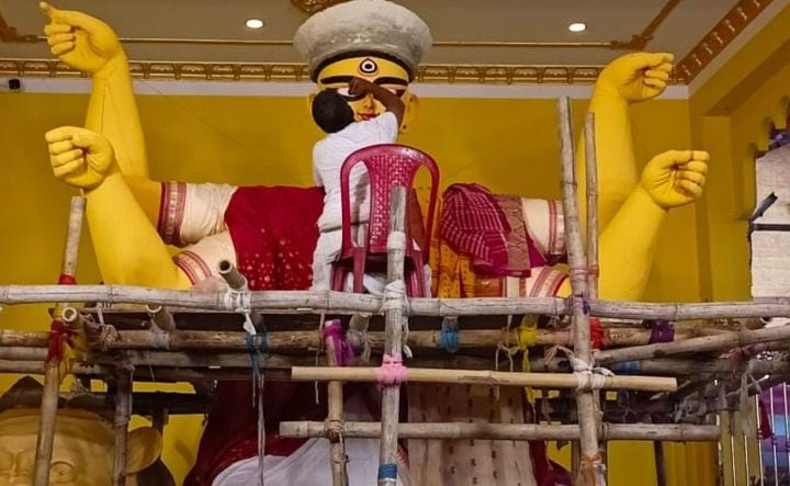 মজার কথা হল, এই পুজোর জন্য কোনও চাঁদা তুলতে হয় না। ভক্তরাই লাইন দিয়ে দাঁড়িয়ে নিজেদের চাঁদা জমা দিয়ে যান। প্রতি বছর লক্ষ লক্ষ টাকা জমা পড়ে দেবীর আরাধনার জন্য।