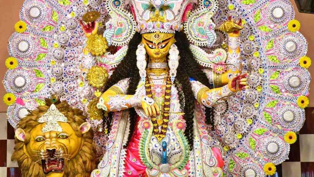 নজরকাড়া আলোকসজ্জা - রেনবো ক্লাব: কৃষ্ণনগরের থিমের পুজোগুলির মধ্যে রেনবো ক্লাব প্রতি বছরই মণ্ডপসজ্জা ও আলোকসজ্জায় নতুনত্ব আনে। 