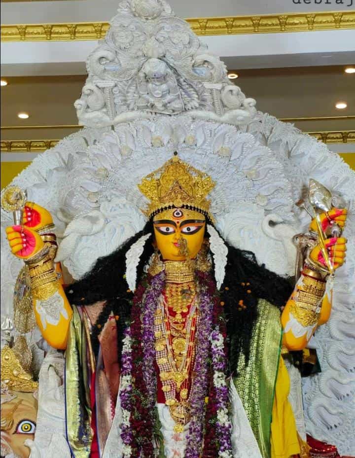 এমনকি ১৫ কেজির সোনার গয়নায় সেজে ওঠেন 'বুড়িমা'।