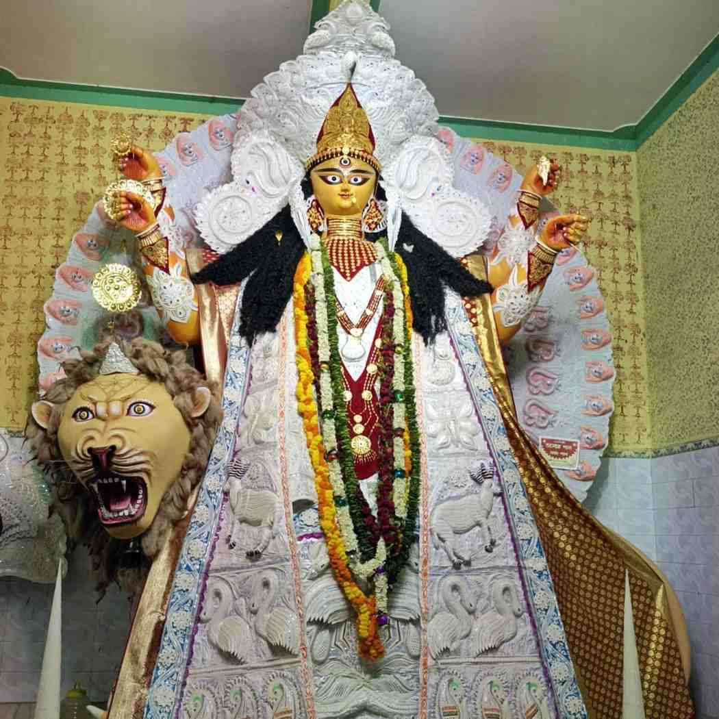 রাধানগর অন্নপূর্ণা বারোয়ারি - থিমের বৈচিত্র্য: মূল শহরের একটু বাইরে হলেও রাধানগর অন্নপূর্ণা বারোয়ারি তাদের থিমের জন্য পরিচিত। এরা কাশী বিশ্বনাথ বা শান্তিনিকেতনের সোনাঝুরির হাটের মতো জনপ্রিয় বিষয়বস্তুকে মণ্ডপে ফুটিয়ে তোলে। যা কৃষ্ণনগরের পুজো পরিক্রমায় অন্য মাত্রা যোগ করে।রাধানগর অন্নপূর্ণা বারোয়ারি - থিমের বৈচিত্র্য: মূল শহরের একটু বাইরে হলেও রাধানগর অন্নপূর্ণা বারোয়ারি তাদের থিমের জন্য পরিচিত। এরা কাশী বিশ্বনাথ বা শান্তিনিকেতনের সোনাঝুরির হাটের মতো জনপ্রিয় বিষয়বস্তুকে মণ্ডপে ফুটিয়ে তোলে। যা কৃষ্ণনগরের পুজো পরিক্রমায় অন্য মাত্রা যোগ করে।