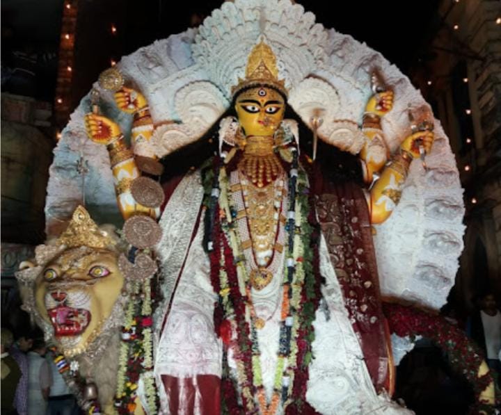 জলঙ্গীর ঘাটে যাওয়ার আগে তাঁকে রাজবাড়ি ঘোরানো হয়। রাস্তার দু'ধারে ভিড় জমান অগণিত ভক্ত। (এই প্রতিবেদনটি ‘আনন্দ উৎসব’ ফিচারের একটি অংশ)।