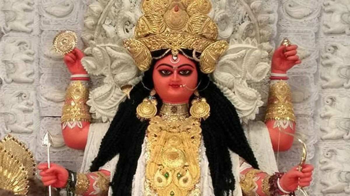 অন্যান্য আকর্ষণ: কৃষ্ণনগরে এই প্রধান পুজোগুলি ছাড়াও আরও বেশ কিছু বারোয়ারি পুজো দেখার মতো! যাদের মধ্যে রয়েছে - গোবিন্দ সড়ক সম্মিলনী বারোয়ারি (আলোকেশ্বরী মাতা), মালোপাড়া বারোয়ারি (সুন্দর প্রতিমা ও ধুনো পোড়ানোর জন্য বিখ্যাত), চকের পাড়া বারোয়ারি (আদি মা) প্রভৃতি। এই পুজো মণ্ডপগুলি কৃষ্ণনগর শহরের বিভিন্ন স্থানে ছড়িয়ে রয়েছে এবং স্থানীয় ঐতিহ্যকে ধরে রেখেছে। 