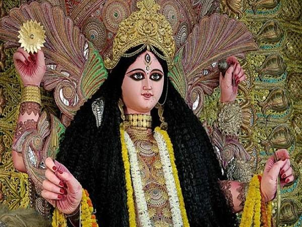 ২০২৫ সালের পুজো পরিক্রমার পরিকল্পনা: কৃষ্ণনগরের জগদ্ধাত্রী পুজো সাধারণত দুর্গাপুজোর এক মাস পর - কার্তিক মাসের শুক্লা নবমী তিথিতে অনুষ্ঠিত হয়। মূল পুজো এক দিনেই হয় (অষ্টমী ও নবমী এক সঙ্গে)। তবে, প্যান্ডেলগুলি সপ্তমী থেকে দশমী পর্যন্ত খোলা থাকে। শহর ছোট হওয়ায় টোটো বা অটো ভাড়া করে এক দিনেই প্রধান পুজোগুলি ঘুরে দেখা সম্ভব। জনস্রোত সামলাতে নবমী ও দশমীর রাতে পুলিশি নিরাপত্তা জোরদার থাকে।   (এই প্রতিবেদনটি ‘আনন্দ উৎসব’ ফিচারের একটি অংশ।)